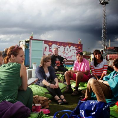 Jennifer Ramirez holding an Outdoor photography workshop