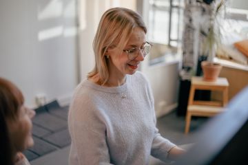 Musikkikoulu Studiokasi Helsinki nainen opettelee pianonsoittoa