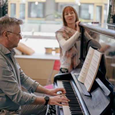 Musikkikoulu Studiokasi Helsinki Mies opettelee pianonsoittoa