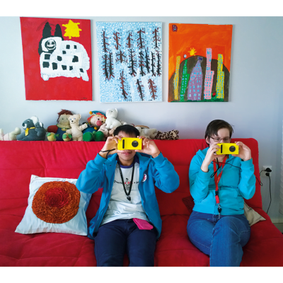 4BT med vingar project, members using their phones