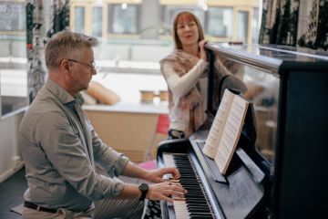 Musikkikoulu Studiokasi Helsinki Mies opettelee pianonsoittoa