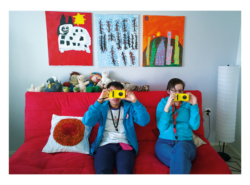 4BT med vingar project, members using their phones