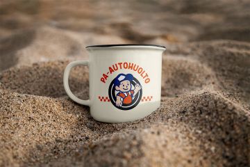 pa autohuolto logo Mug in Sand Mockup