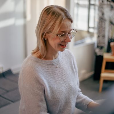 Musikkikoulu Studiokasi Helsinki nainen opettelee pianonsoittoa