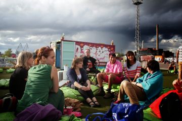 Jennifer Ramirez holding an Outdoor photography workshop